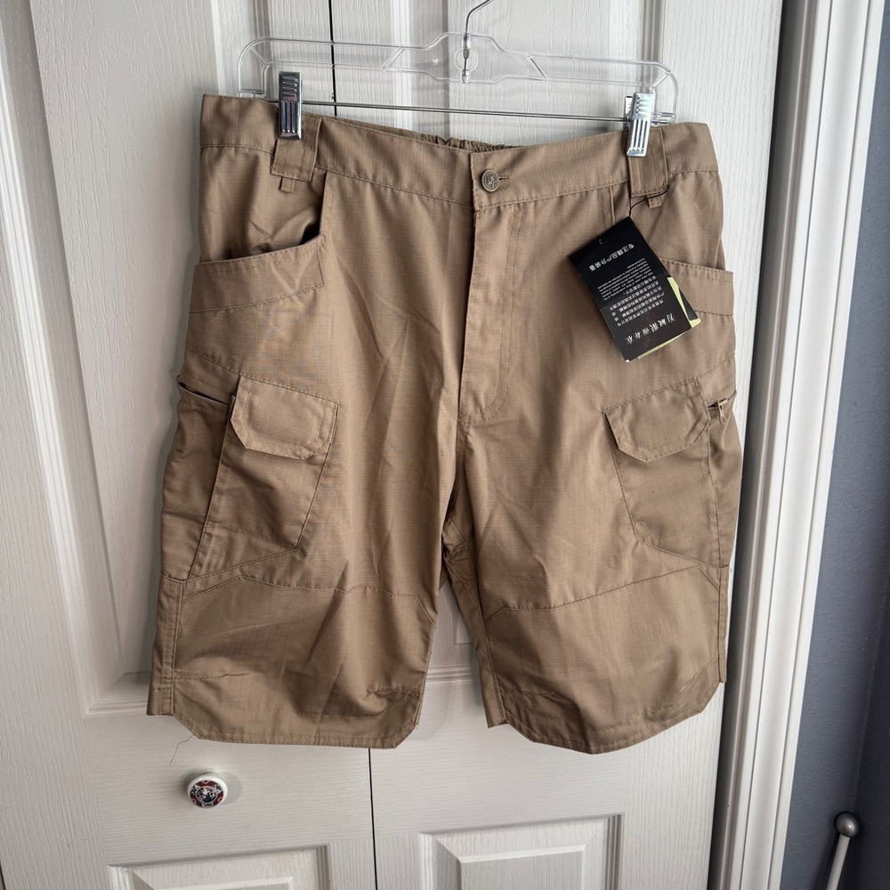 Outdoor Equipment Tan Cargo Shorts Men's Size Large NEW Hike Travel Summer
